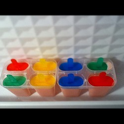 Homemade Popsicles in plastic molds. (Photo: bombchel/Flickr)