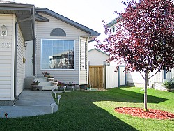 These house owners added curb appeal to their house by keeping a manicured lawn and adding decorative planters to their front steps. (Photo: Drew and Merissa/Flickr)
