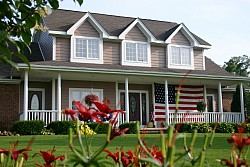 The classic color scheme, beautiful front door, and careful landscaping give this house curb appeal. (Photo: Mark Tenniswood/istockphoto.com)