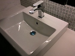 Photo of a bathroom sink and drain by Heanailee/Wikimedia Commons.