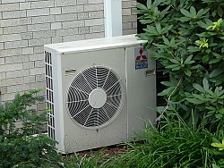 Photo of an air conditioner unit by Piotrus/Wikimedia Commons.