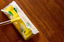 Photoof a Swiffer type wet mop by slobo/istockphoto.com