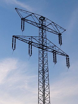 Photo of high tension wires by Arnoldius/Wikimedia Commons.