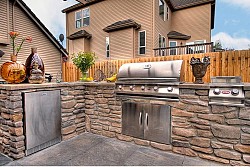 Who says your kitchen needs to be indoors? Photo: Media Director, Landscape Design Advisor/Flickr.com