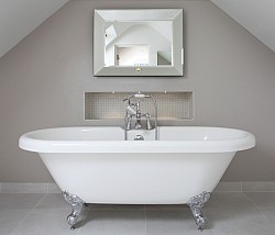 Photo of a white claw-foot bathtub by Jawcam/istockphoto.com.