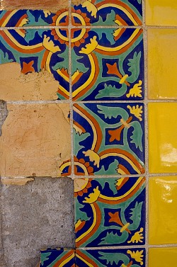 It's pretty easy to repair a broken tile. (Photo: Scott Snyder/sxc.hu)