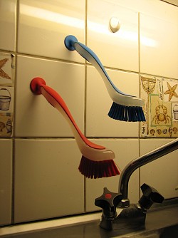 Dish brushes work well with this water-saving dish washing technique. (Photo: SheCat/sxc.hu)