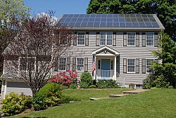 Solar panels on the roof of a house. (Photo: Justass/Wikimedia Commons)