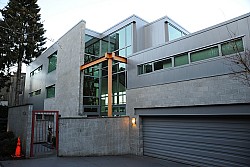 Photo of a contemporary concrete block house by Wonderlane/Flickr Creative Commons.