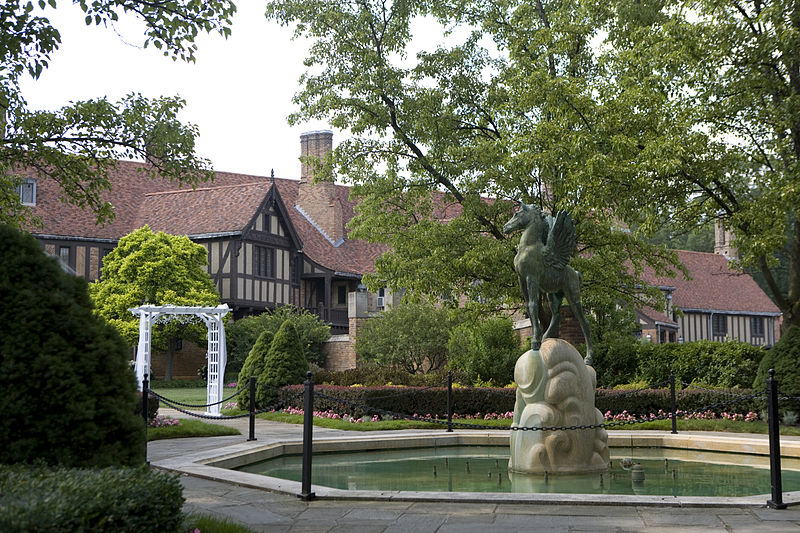 Meadowbrook Hall's garden [David Yarnall via Wikimedia Commons]