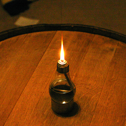 Photo of DIY light bulb oil lamp by Repoort/Flickr.