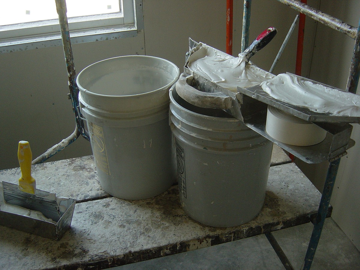 Photo of drywall mud by Mackshack/Morguefile.com.
