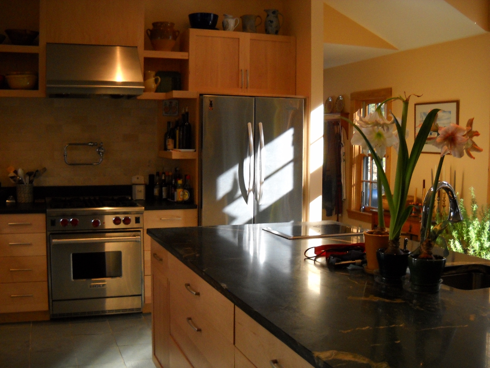 Get  a load of that mica schist counter top. Gorgeous, no?