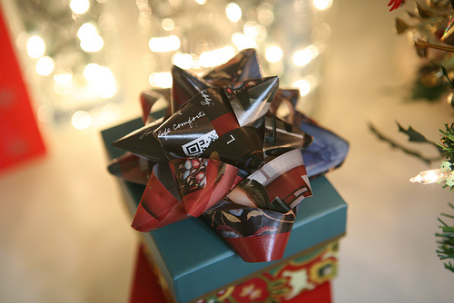 DIY paper bows like this can be made from telephone book pages. (Photo: ecokarenlee/flickr) DIY paper bows like this can be made from telephone book pages. (Photo: ecokarenlee/flickr)