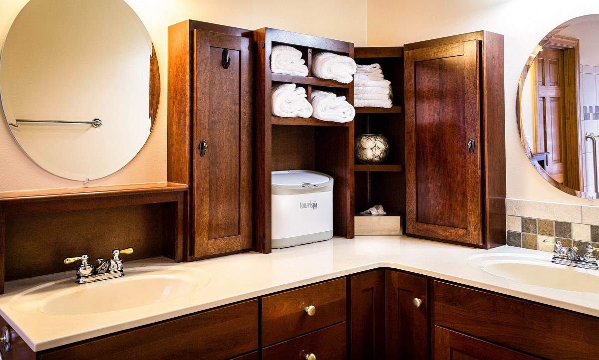 Bathroom storage by James DeMers/pixabay