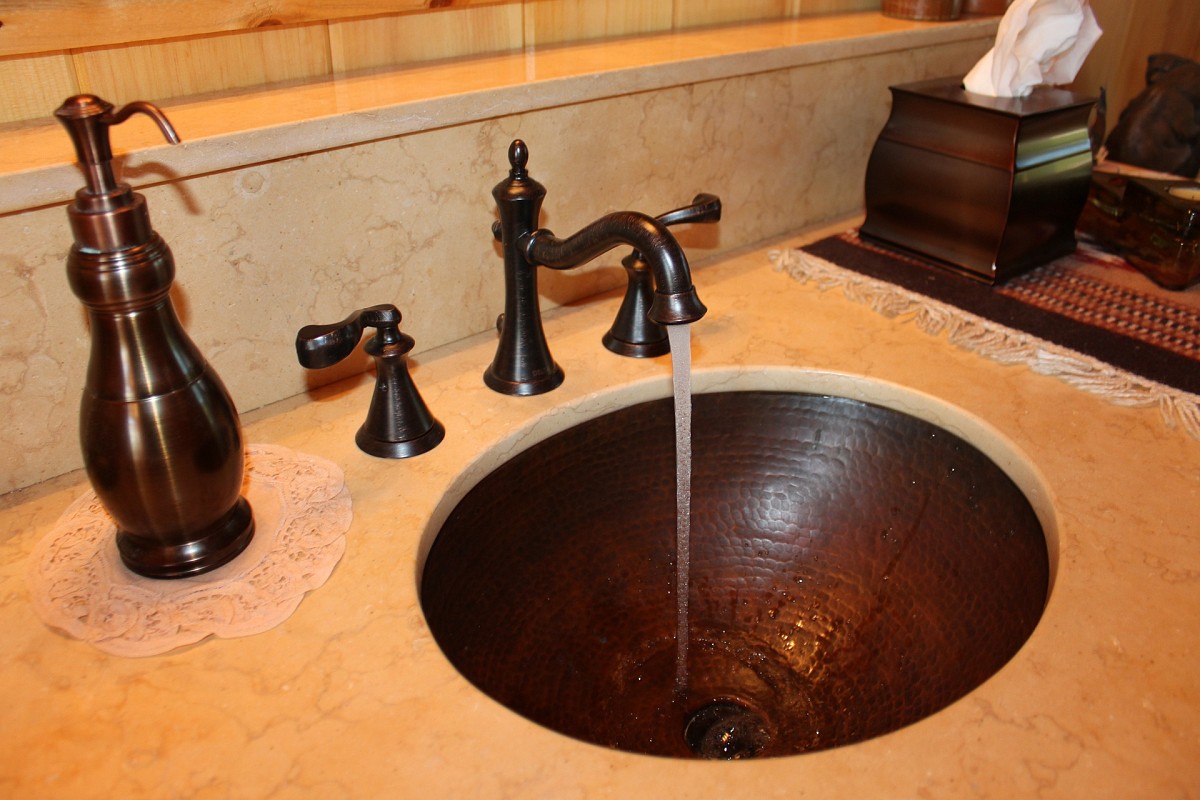 Copper bathroom sink by Shon Flaherty/pixabay