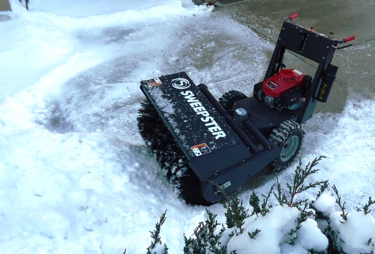 Power snow brush by Tomwsulcer/Wikimedia Commons Power snow brush by Tomwsulcer/Wikimedia Commons