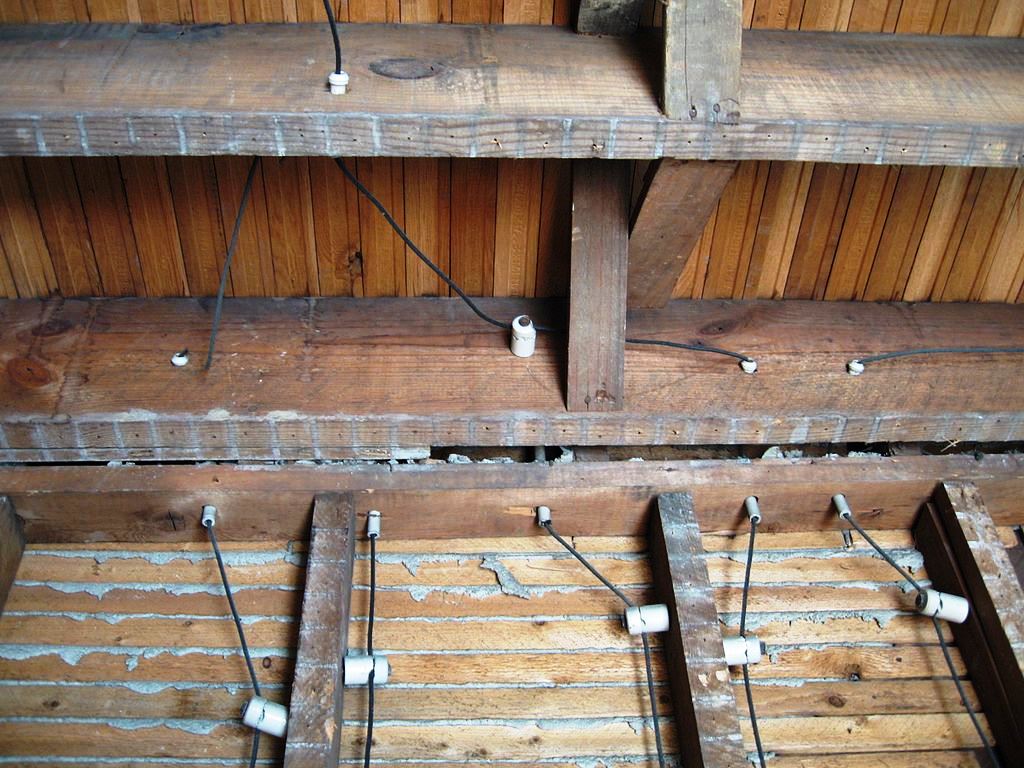 Knob-&-tube wiring Laura Scudder / Wikimedia Commons 
