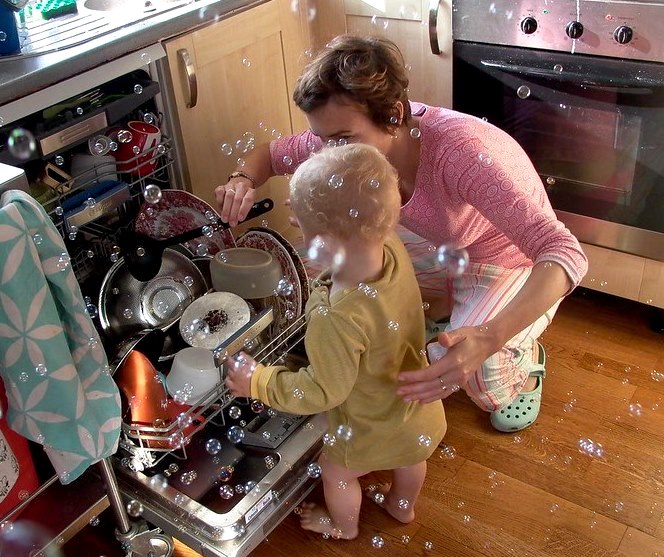 Dishwasher sudsing  Pedro Reyna / flickr