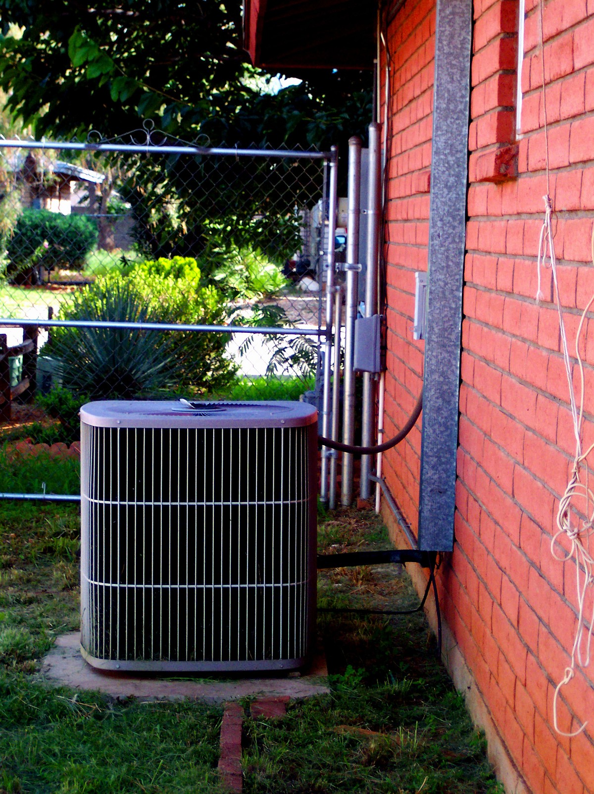 A/C outdoor unit by Cohdra/Morguefile